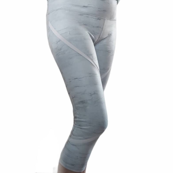 ALO Yoga whisper Capri legging . - Picture 5 of 16